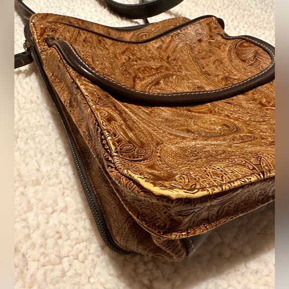 Relic Quality Brand by Fossil tooled faux leather cross body purse vegan - Picture 5 of 16